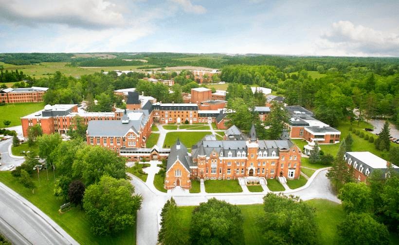 Bishop's University (Dạy bằng tiếng Anh) campus image 2
