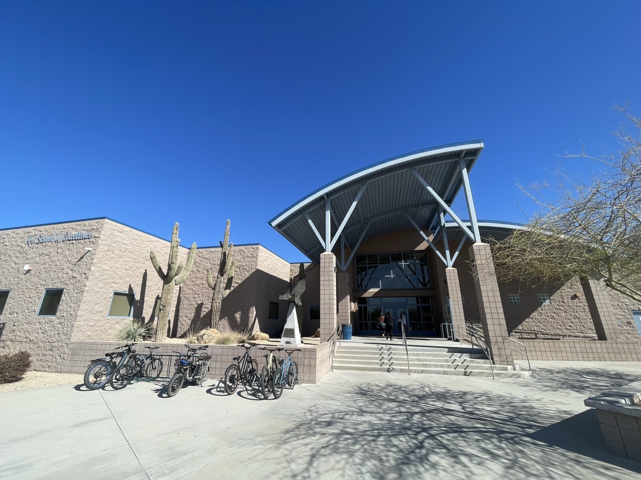 Trường Trung học Cactus Shadows High School – Cave Creek USD — khuôn viên 1