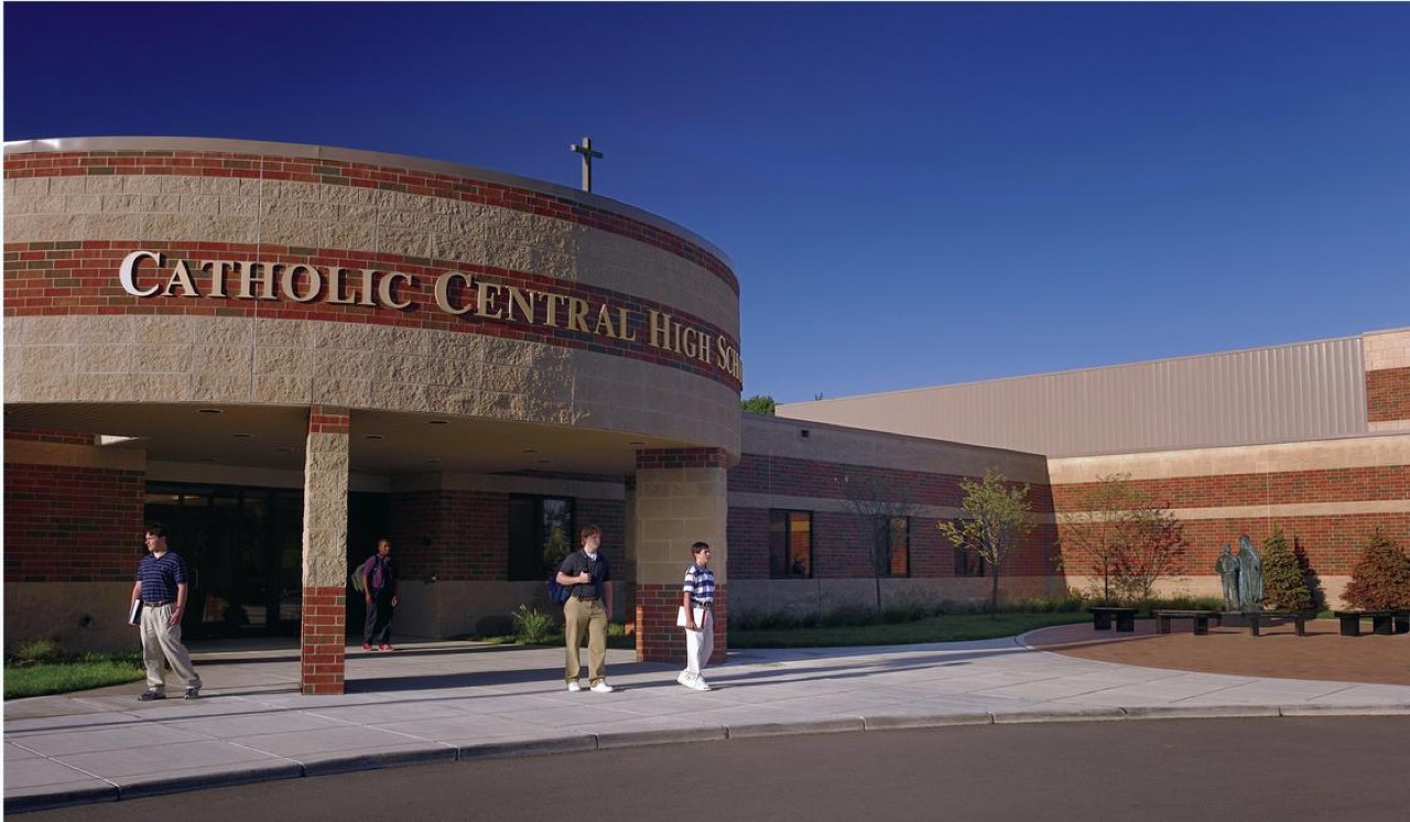 Trường Trung học Catholic Central High School – DGR — khuôn viên 1