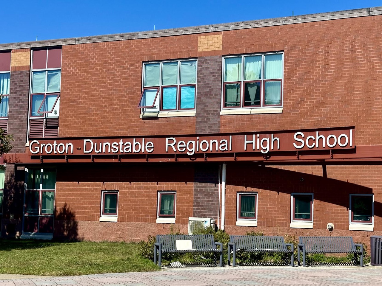 Trường Trung học Groton-Dunstable Regional High School — khuôn viên 1