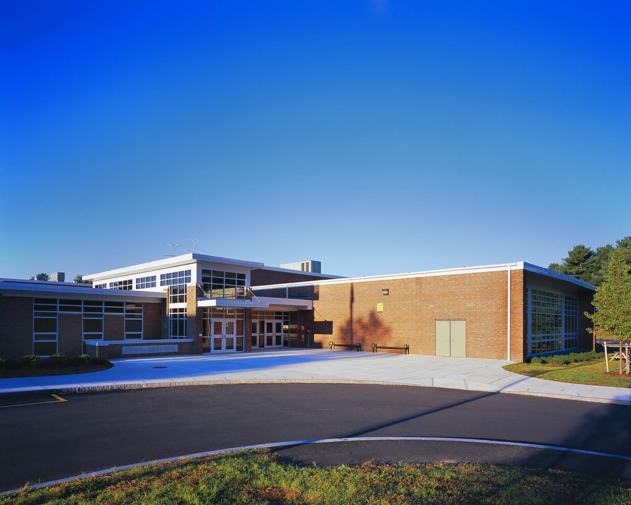 Trường Trung học Lynnfield High School — khuôn viên 2