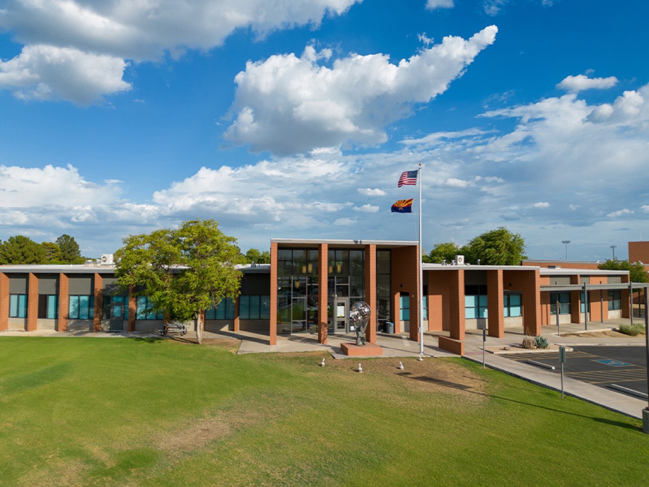 Trường Trung học Scottsdale Unified School District — khuôn viên 1