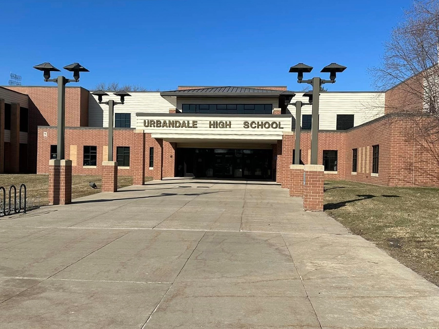 Trường Trung học Urbandale High School — khuôn viên 1