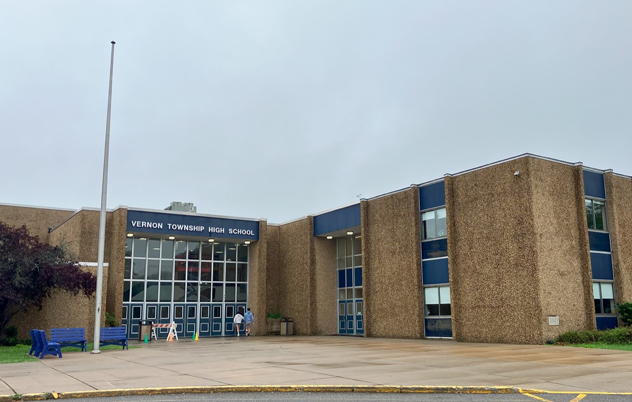 Trường Trung học Vernon Township High School — khuôn viên 1